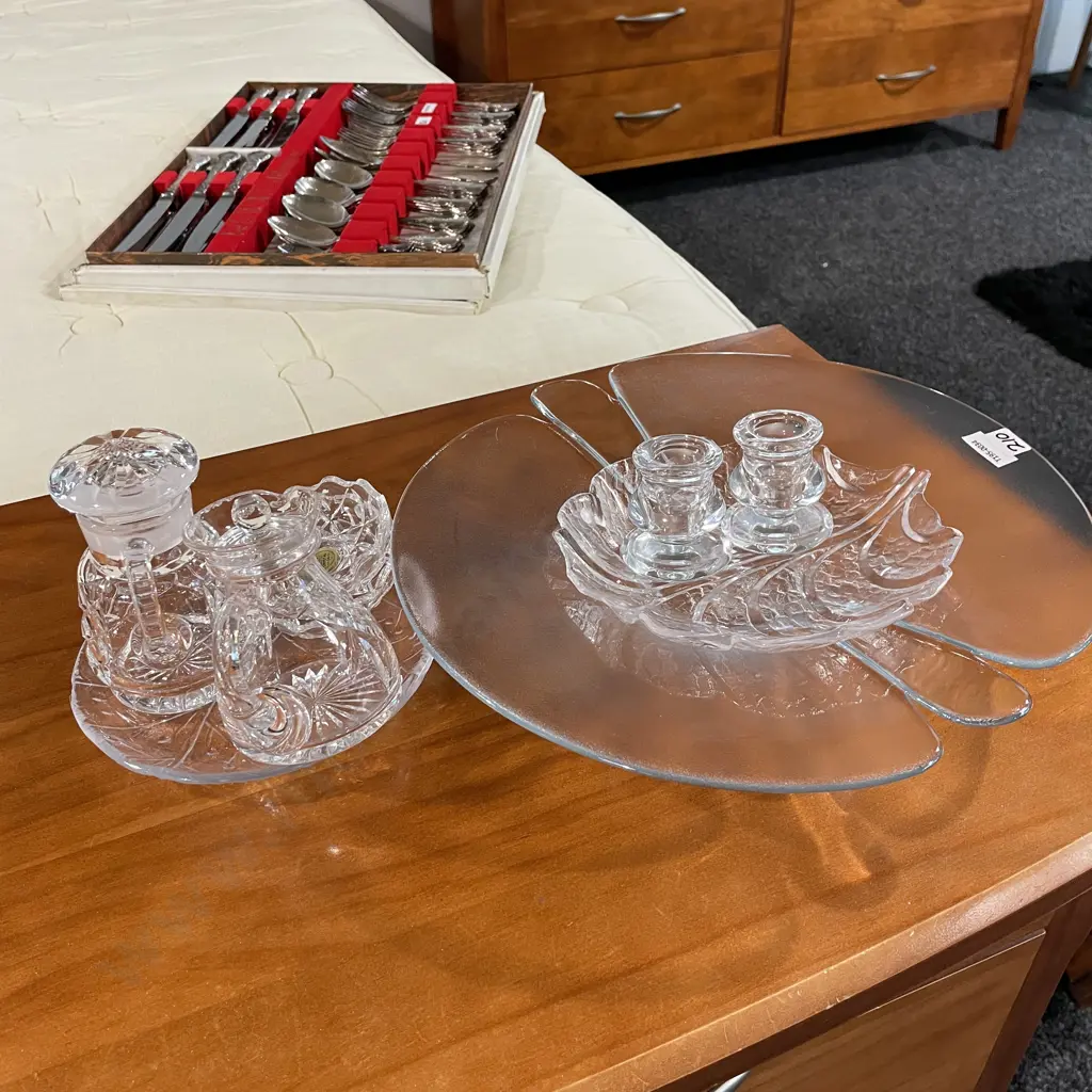 Assorted Collectable Glassware and Crystal Image 1++