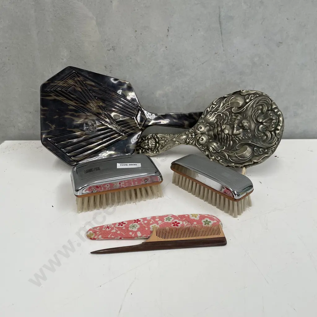 Assorted Vintage Dressing Table items Image 1++