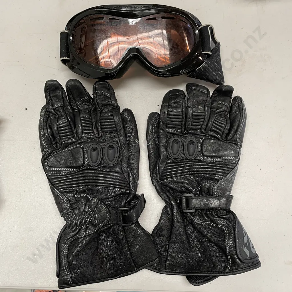 Scott Ski Goggles with Black Leather Gloves Image 1++
