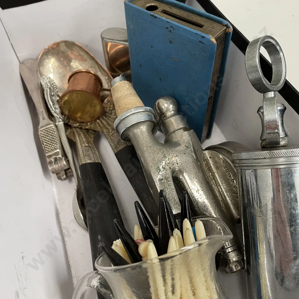 Box of Assorted Collectables Image 1++