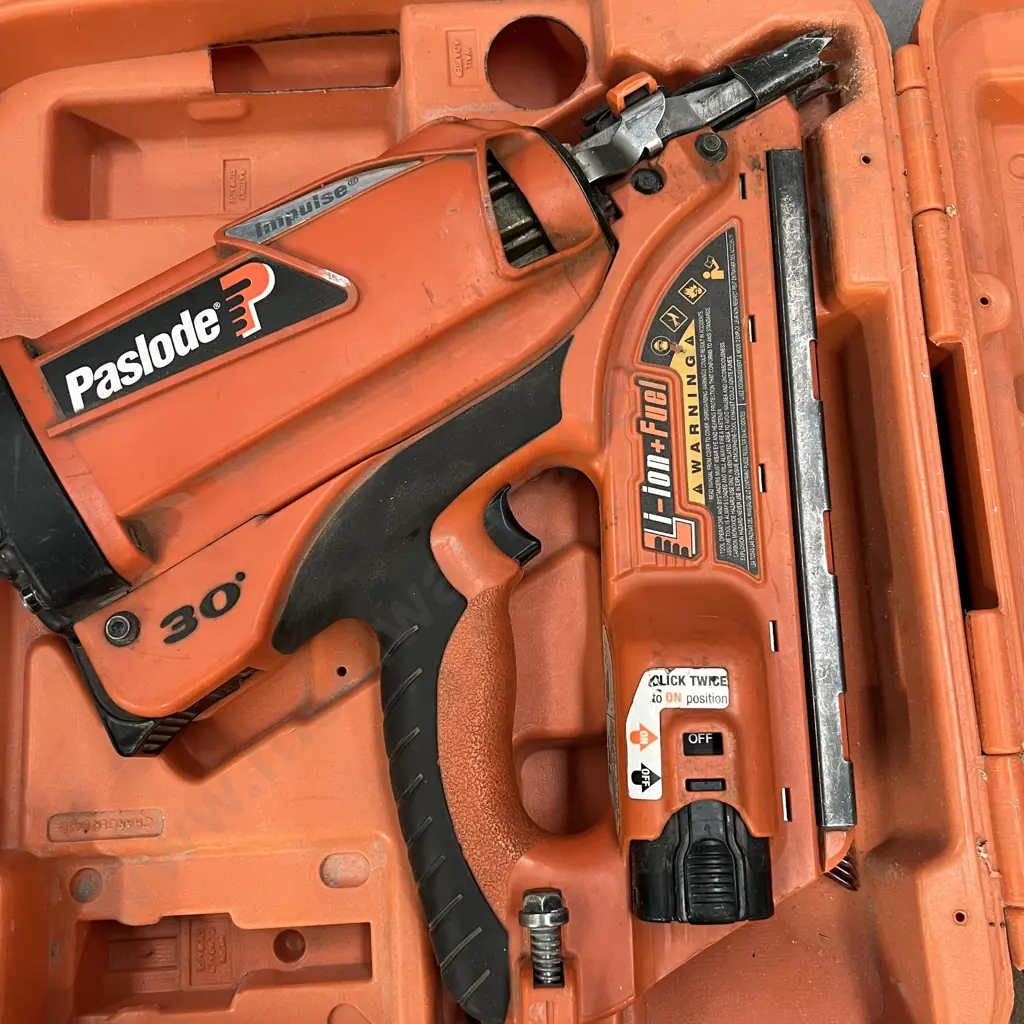 Paslode 30 Framing Nail Gun. In Case Image 1++