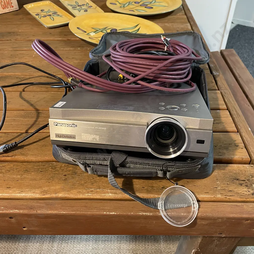 Panasonic LCD Projector PT-AE500E in Carry Case with Cords Image 1++