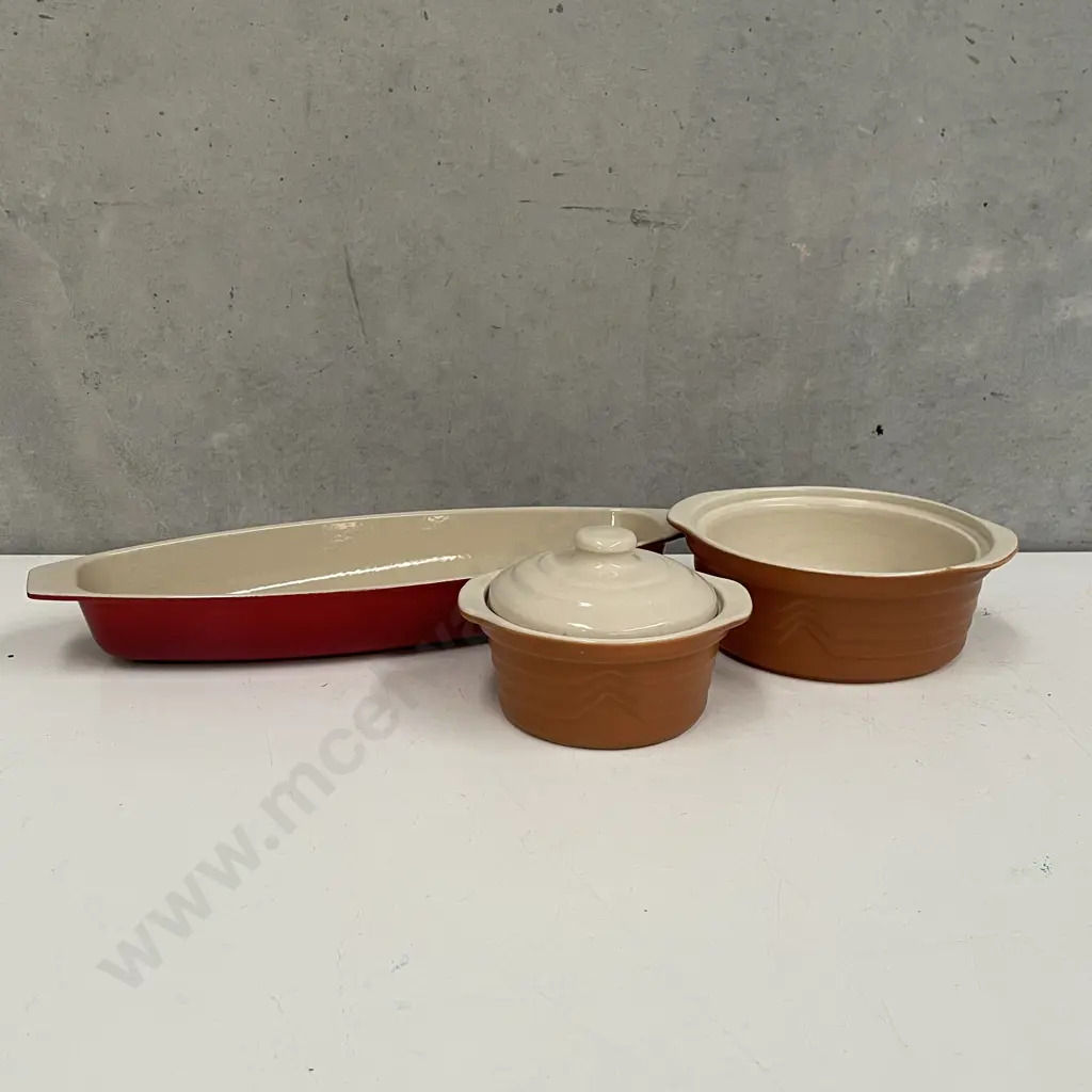Enamelled Boat Shaped Oven Dish with two ovenware items Image 1++
