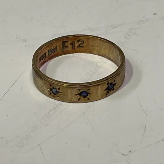 9ct Gold Band Ring with sapphires?