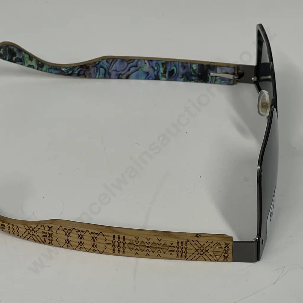 L. Eyes Sunglasses Image 1++