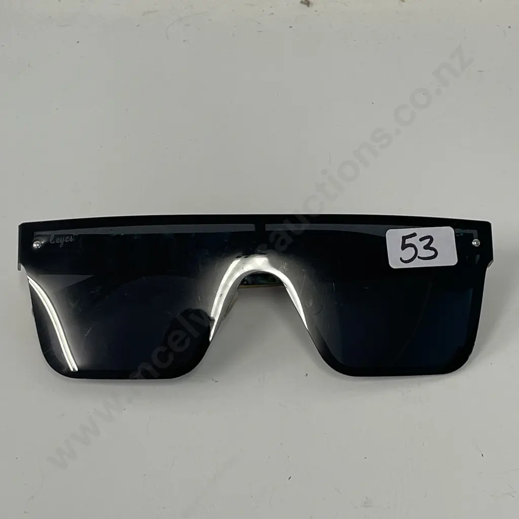 L. Eyes Sunglasses Image 1++