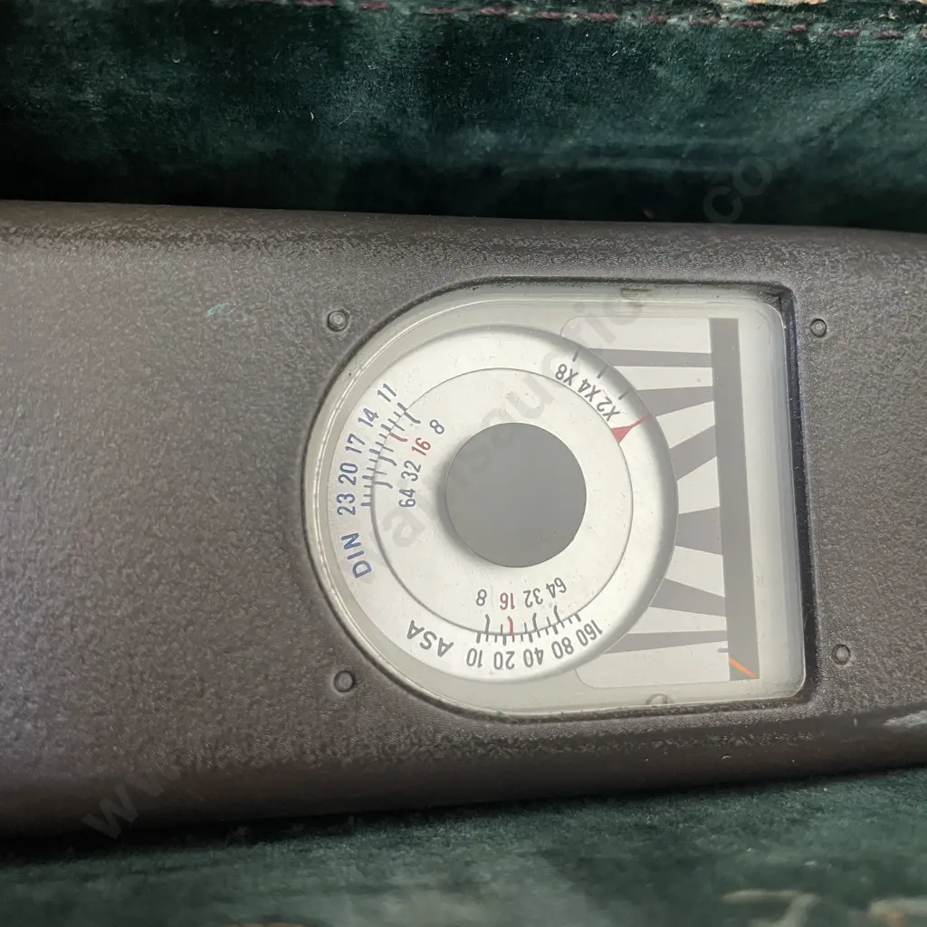 Vintage Canon Zoom 8 Camera with handle. Boxed with original leather case Image 1++
