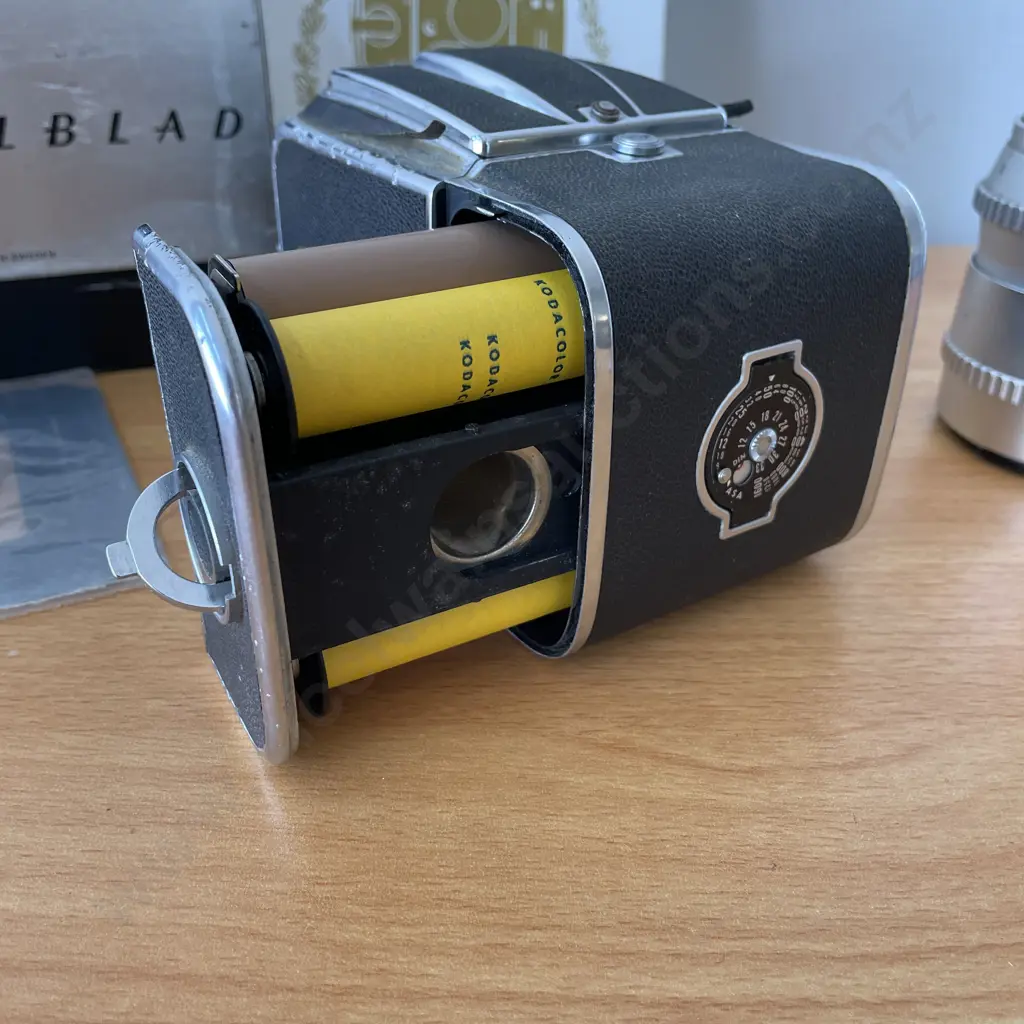 Rare Hasselblad 1000f Camera with Carl Seiss Nr5634251 Lens and accessories Image 1++