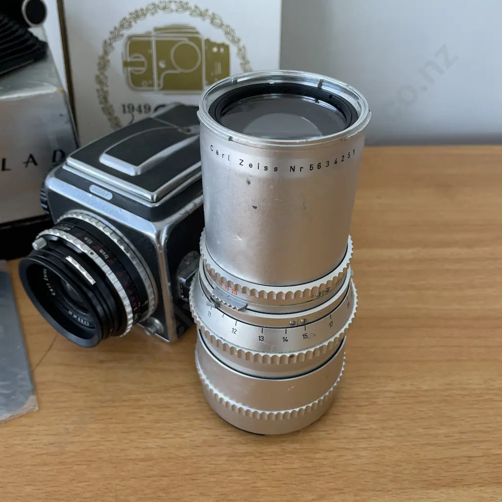 Rare Hasselblad 1000f Camera with Carl Seiss Nr5634251 Lens and accessories Image 1++