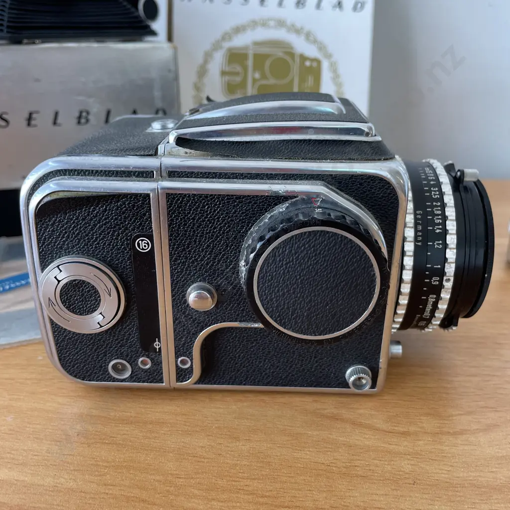 Rare Hasselblad 1000f Camera with Carl Seiss Nr5634251 Lens and accessories Image 1++