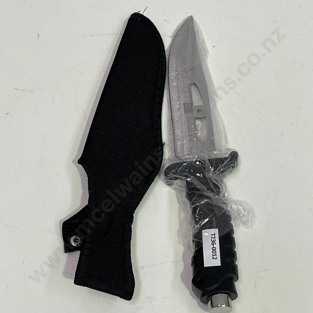 As New Columbia Hunting Knife in Sheath Image 1++