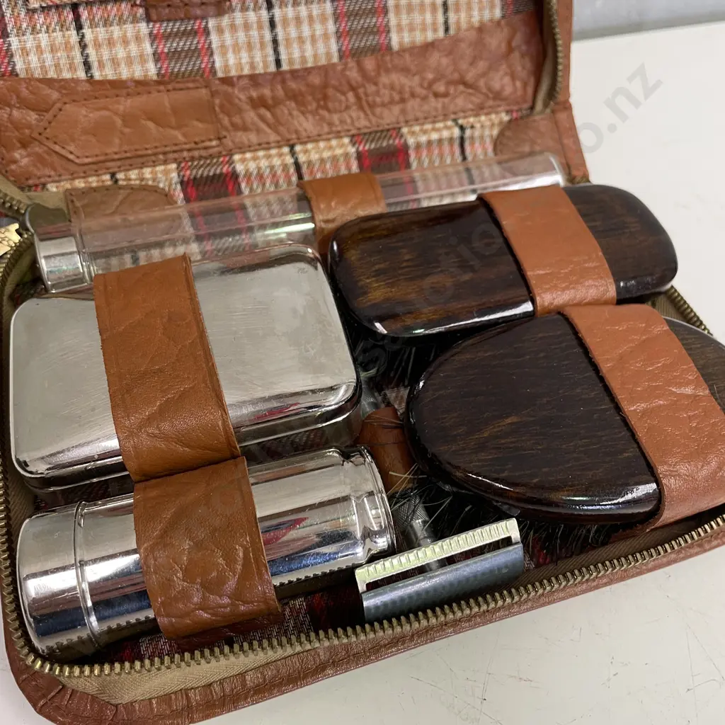 Vintage Mans Vanity Case with accessories Image 1++