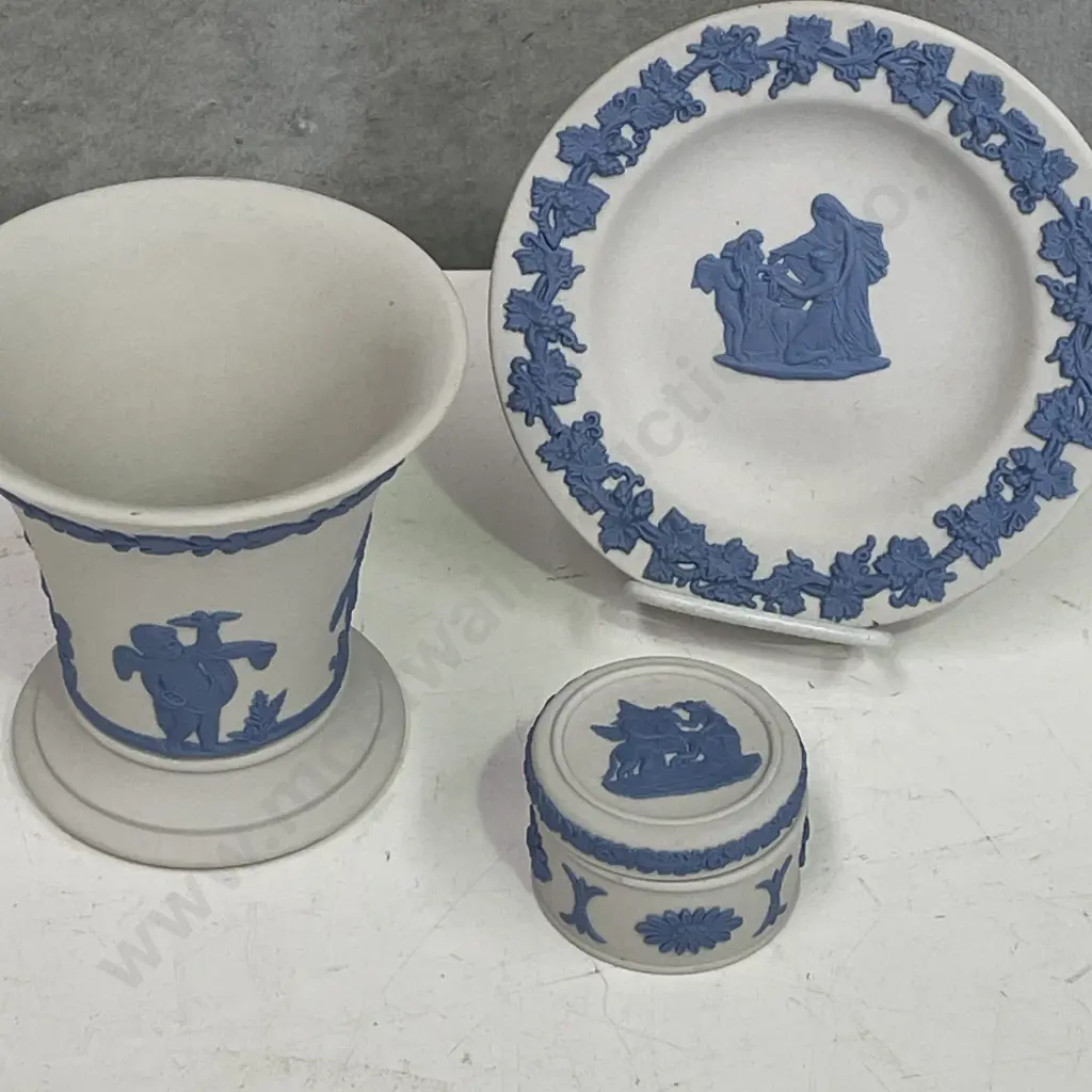 Wedgwood White Jasperware Items including miniature pill box etc Image 1++