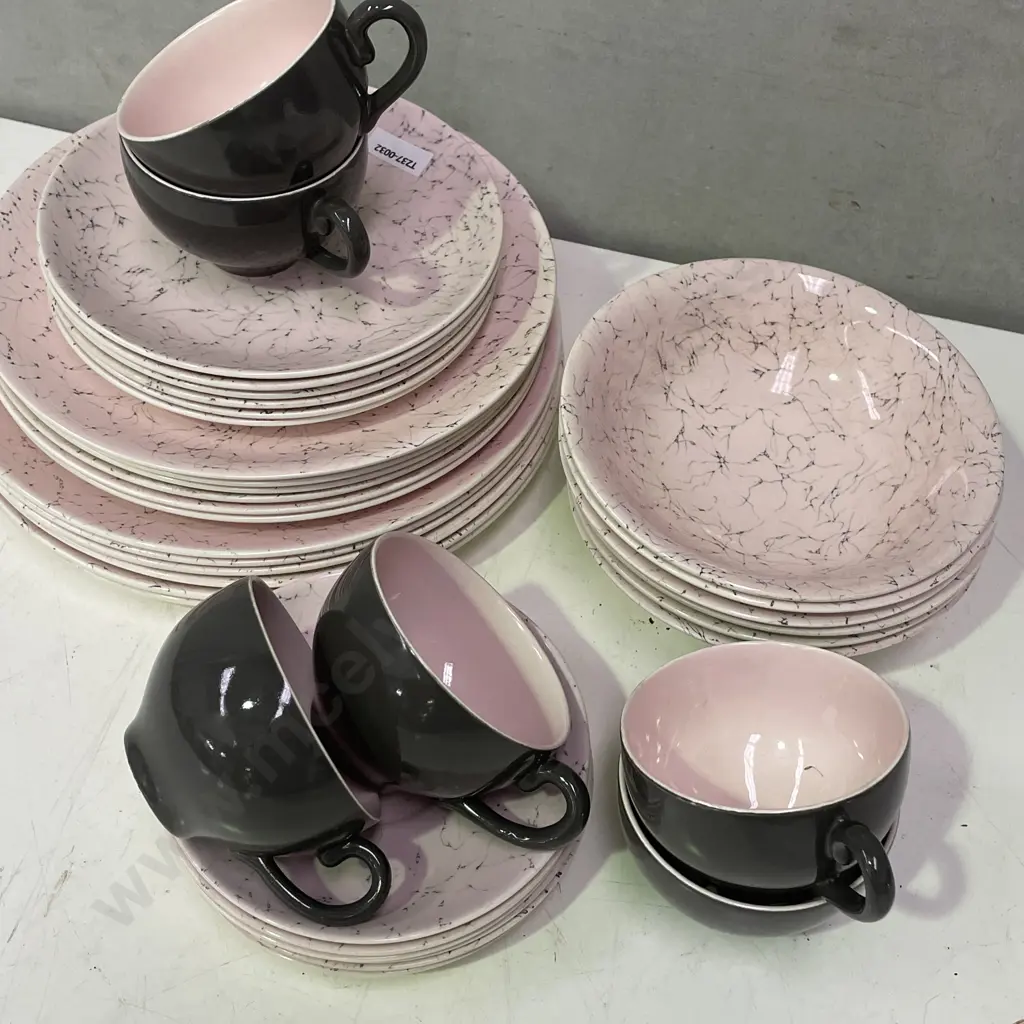 Myott Mid Century "KingPin" pattern Dinner/Teaware. Pink Colourway. 6 dinner, luncheon, bowls and trios (1 cup af) Image 1++