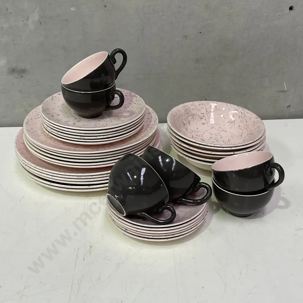 Myott Mid Century "KingPin" pattern Dinner/Teaware. Pink Colourway. 6 dinner, luncheon, bowls and trios (1 cup af) Image 1++