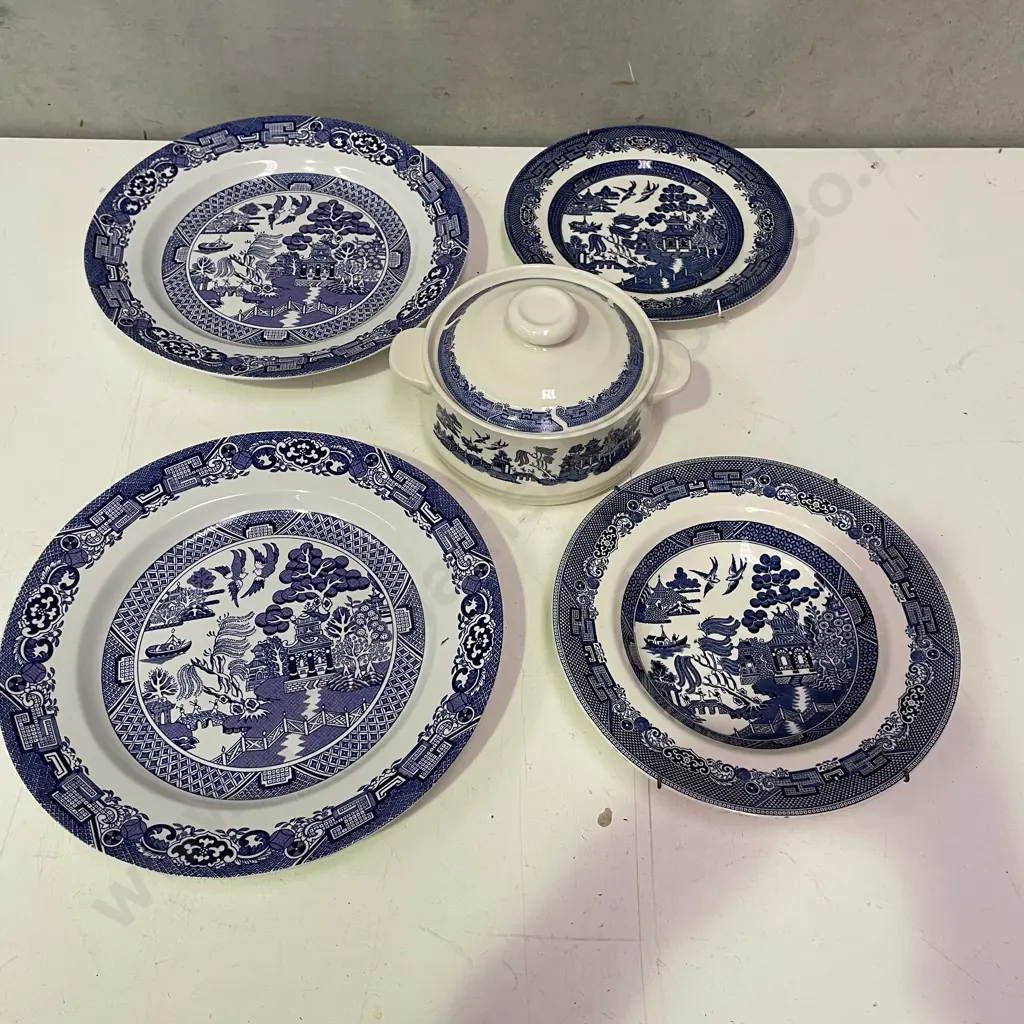 Assorted English Blue and White Willow items Image 1++