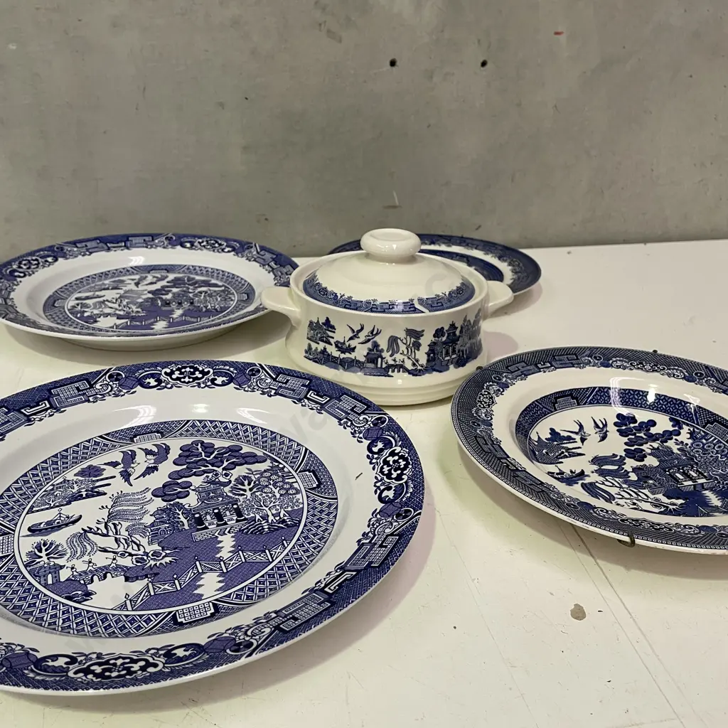 Assorted English Blue and White Willow items Image 1++