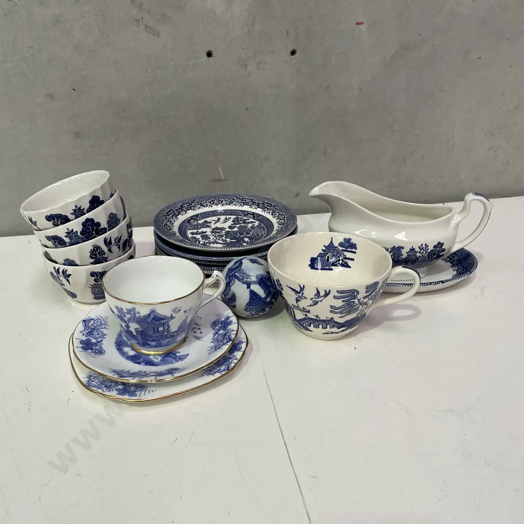 Assorted English Blue and White Willow items Image 1++