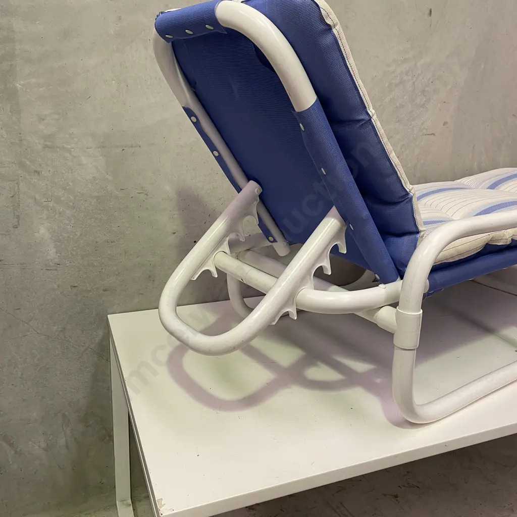 As New 5 Position Bahama Lounger with reversible Cushion. L189 W68.5cm Image 1++