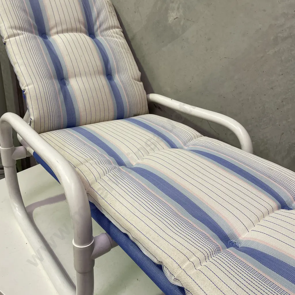 As New 5 Position Bahama Lounger with reversible Cushion. L189 W68.5cm Image 1++