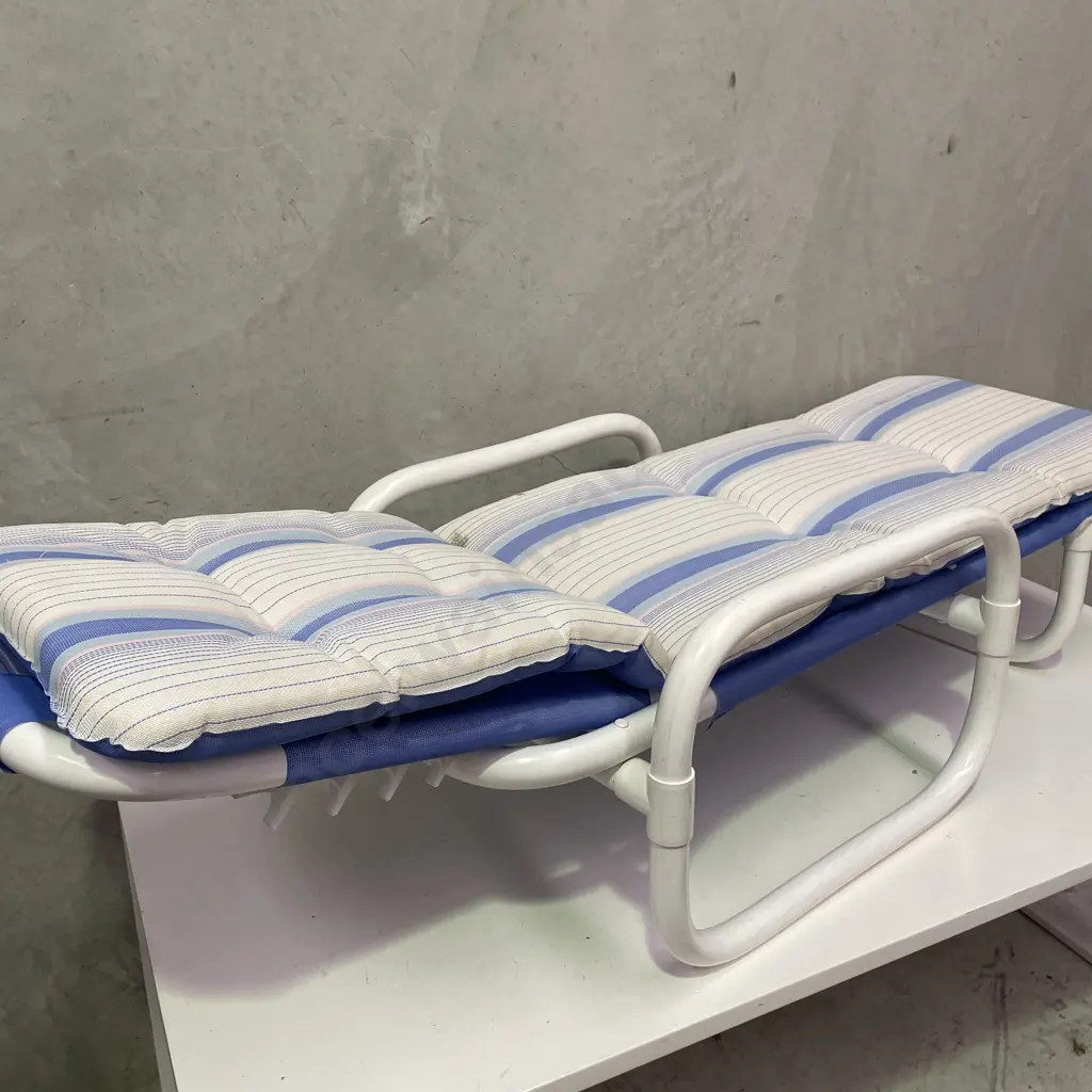 As New 5 Position Bahama Lounger with reversible Cushion. L189 W68.5cm Image 1++