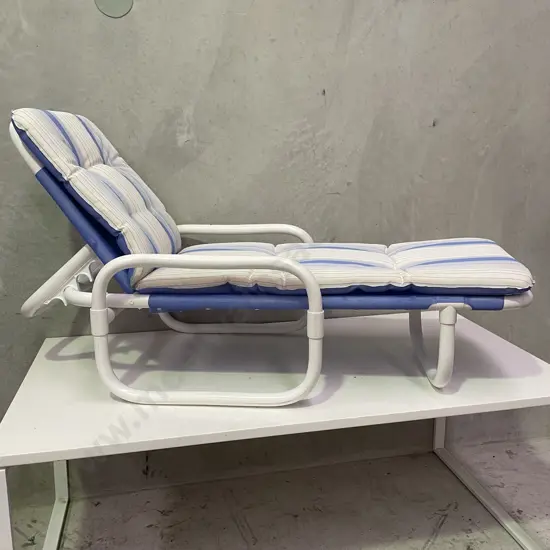 As New 5 Position Bahama Lounger with reversible Cushion. L189 W68.5cm