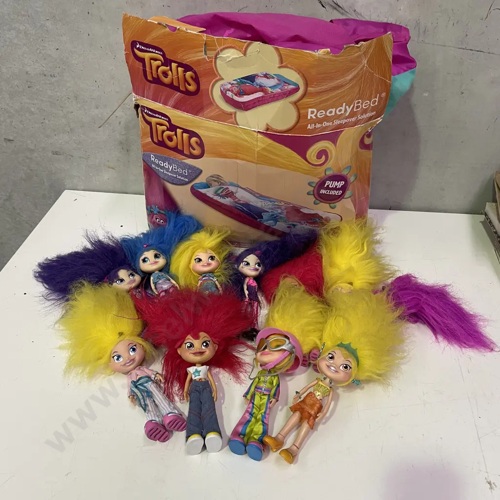 Trolls Ready Bed with assorted Trolls Image 1++