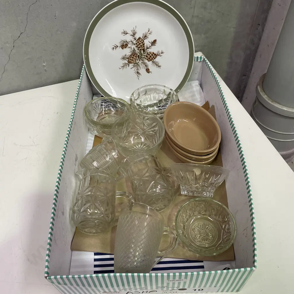 Box of Assorted Glass, pottery etc Image 1++
