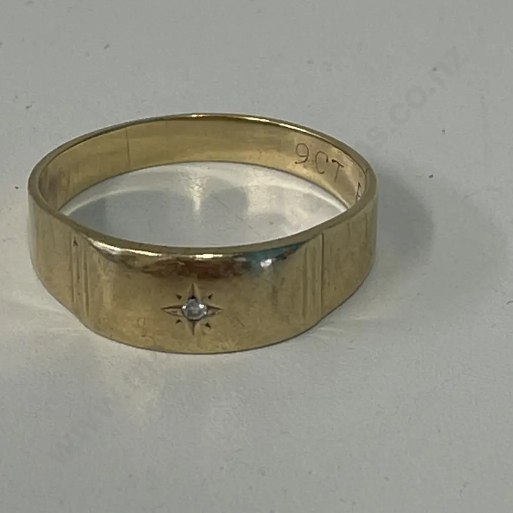 Large 9ct Gold Mens Ring with diamond? Weight 5.4gms Image 1++