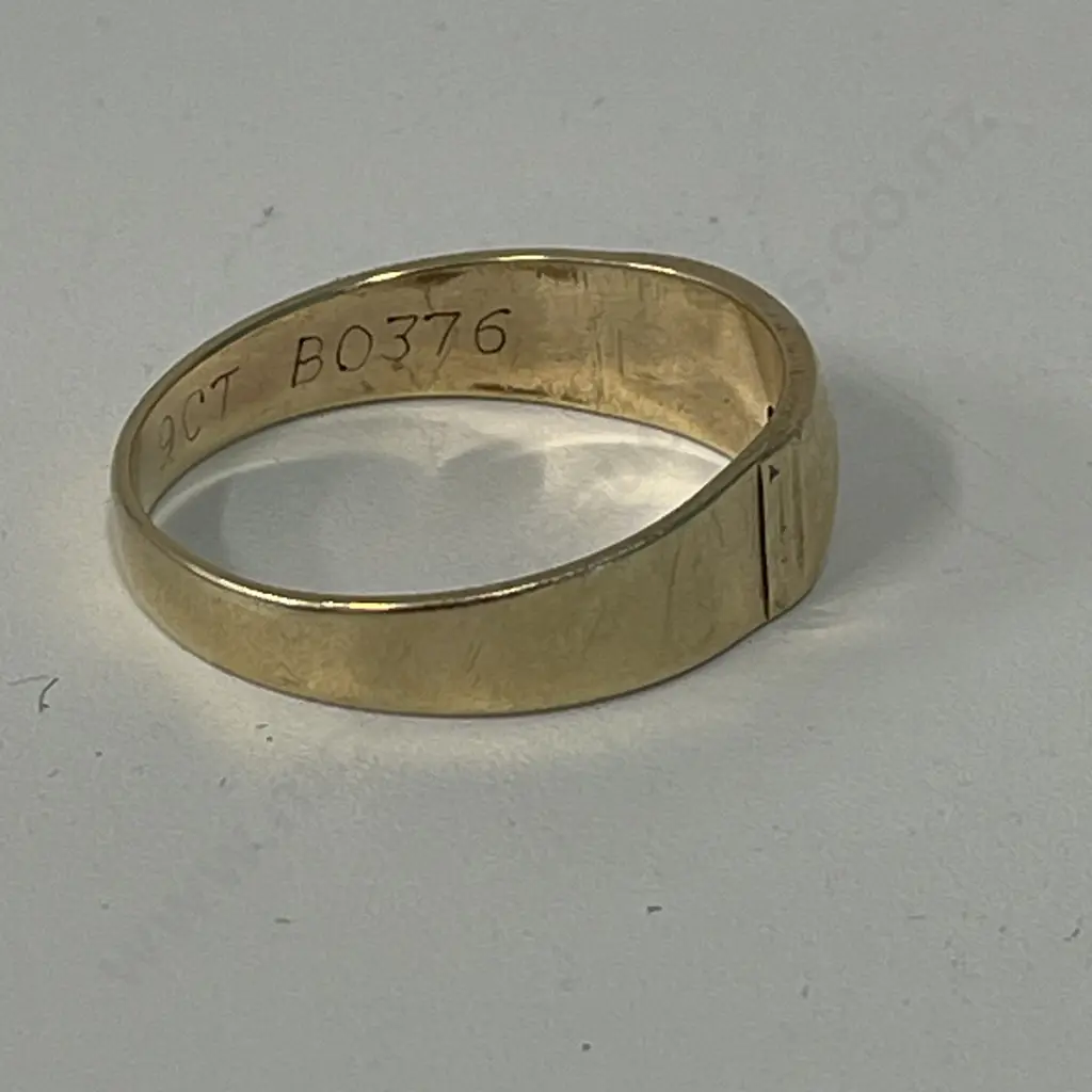 Large 9ct Gold Mens Ring with diamond? Weight 5.4gms Image 1++