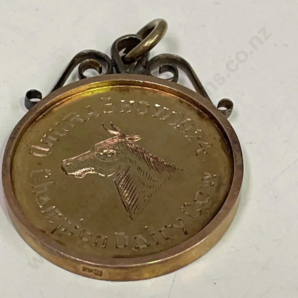 Vintage 9ct Gold Round Pendant with etched name and Dairy Cow Theme. Stamped 9ct Image 1++