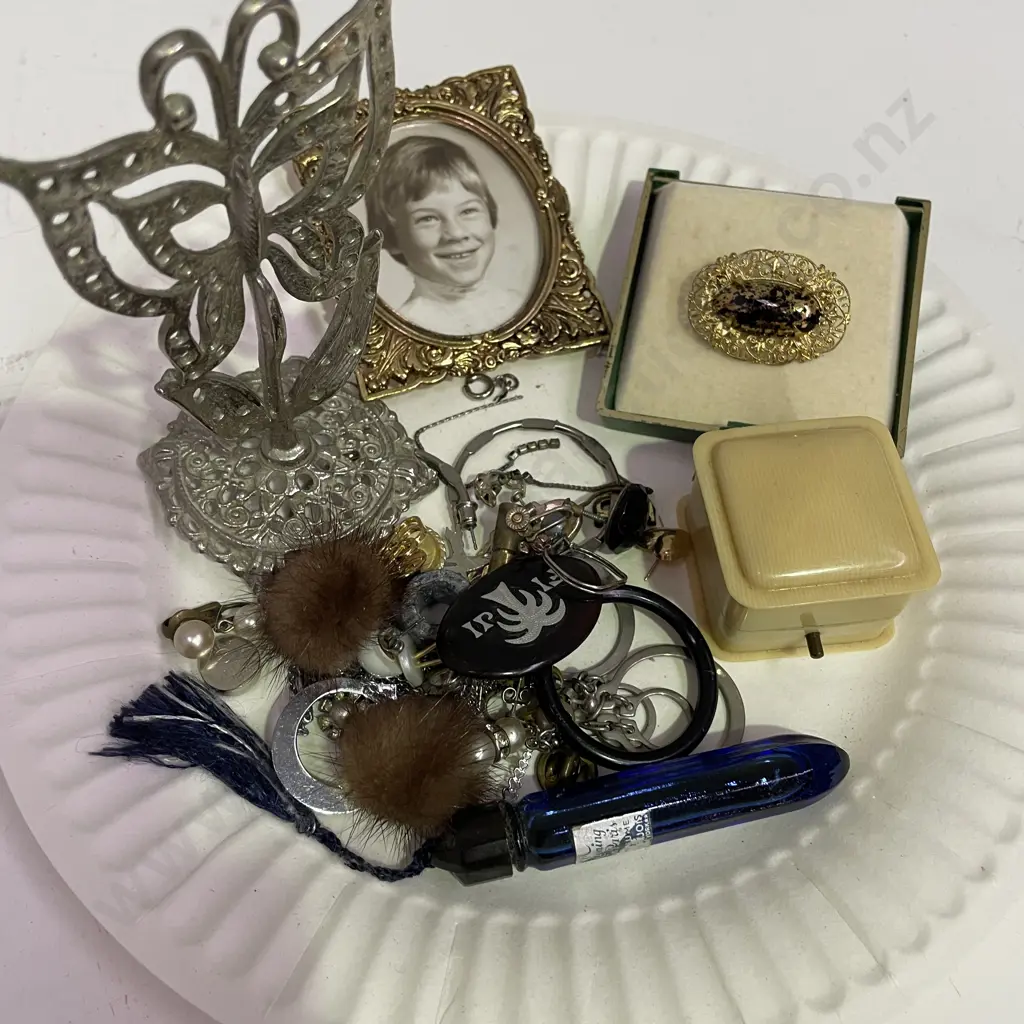 Assortment of Jewellery items including perfume tube, ring case etc Image 1++