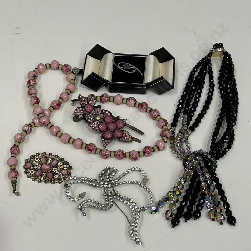 Assorted Vintage Jewellery Image 1++