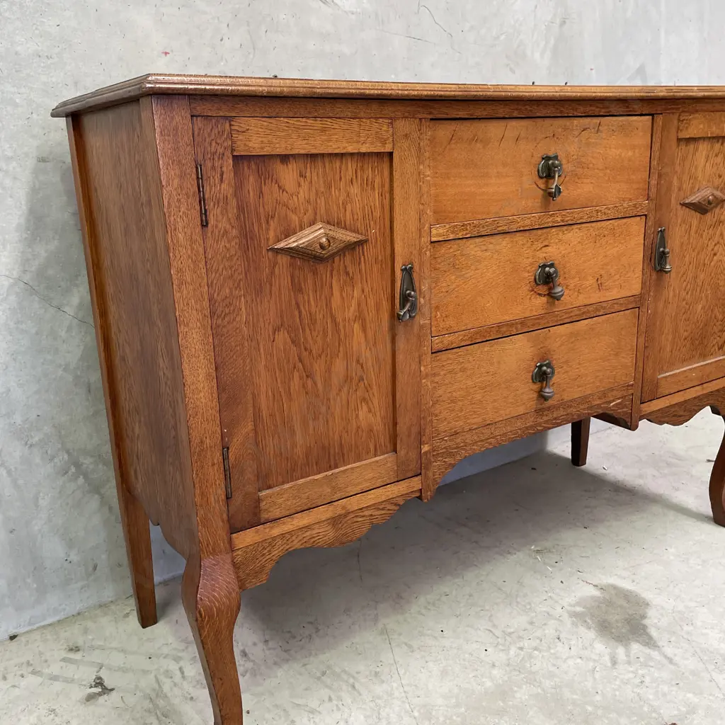 Vintage Solid Oak Buffet/Sideboard. 2 Door, 3 drawer. H91 W125 D49cm Image 1++