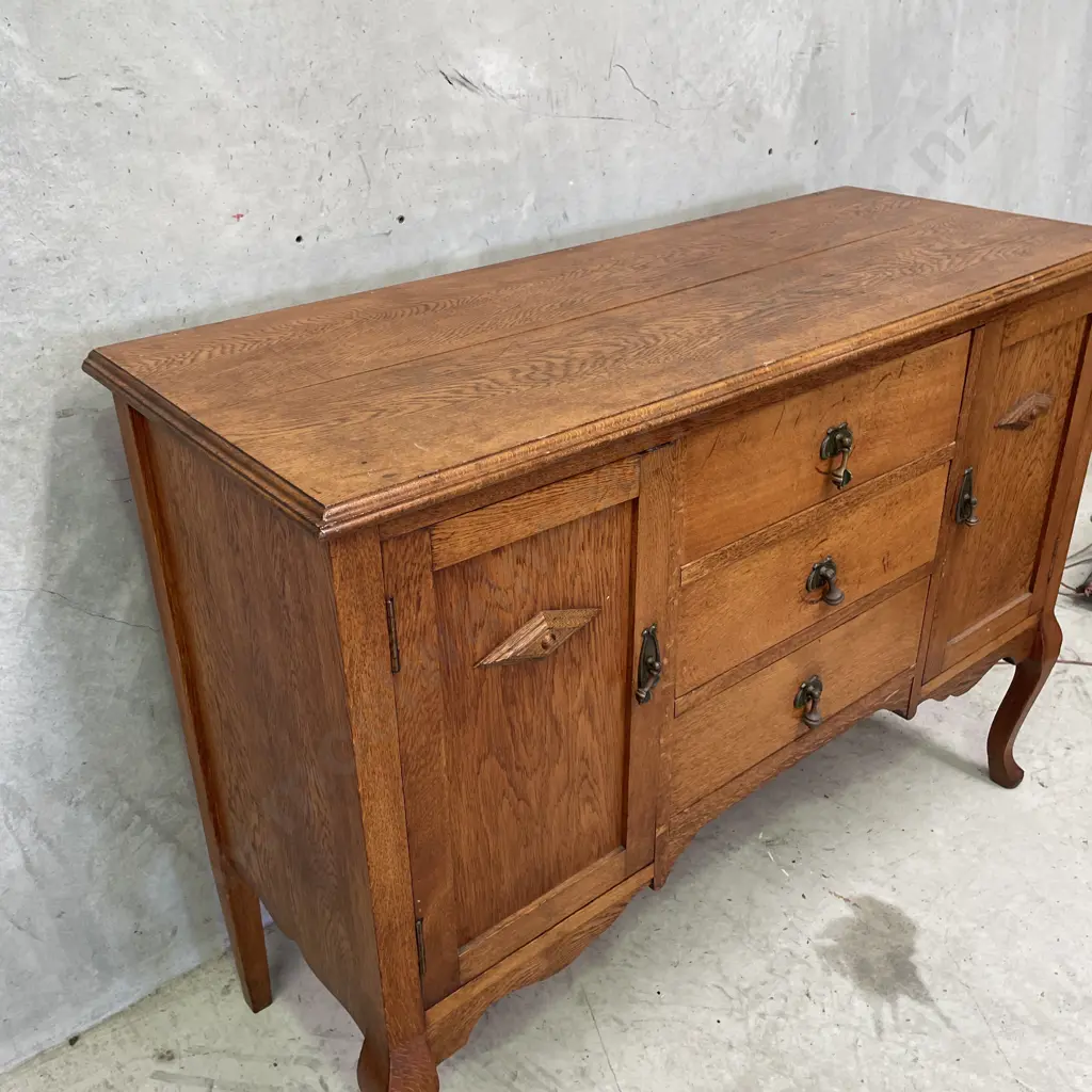 Vintage Solid Oak Buffet/Sideboard. 2 Door, 3 drawer. H91 W125 D49cm Image 1++