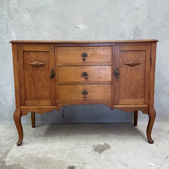Vintage Solid Oak Buffet/Sideboard. 2 Door, 3 drawer. H91 W125 D49cm