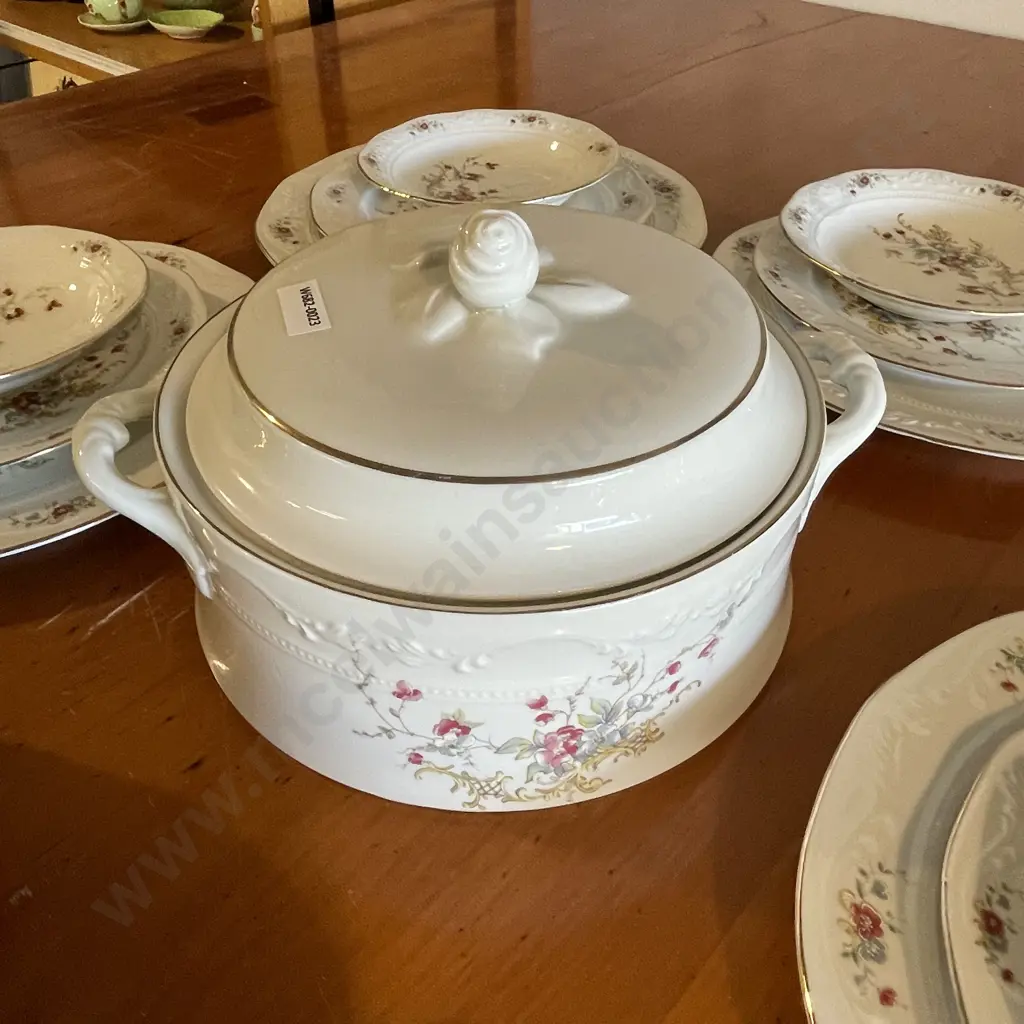 Vintage Huguenot Royale Porcelain 6 Place Setting Dinnerset with extras. Handpainted Floral pattern Image 1++