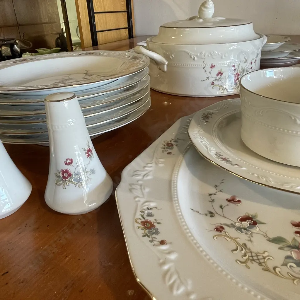 Vintage Huguenot Royale Porcelain 6 Place Setting Dinnerset with extras. Handpainted Floral pattern Image 1++