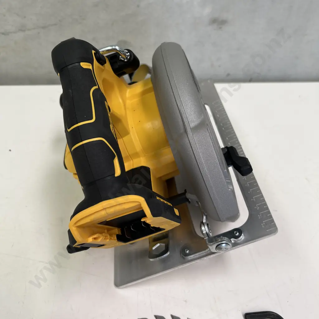 As New DeWALT Flexvolt Advantage 20V Max Circular Saw. Model DC5573-XE. With Blade. Tool only Image 1++
