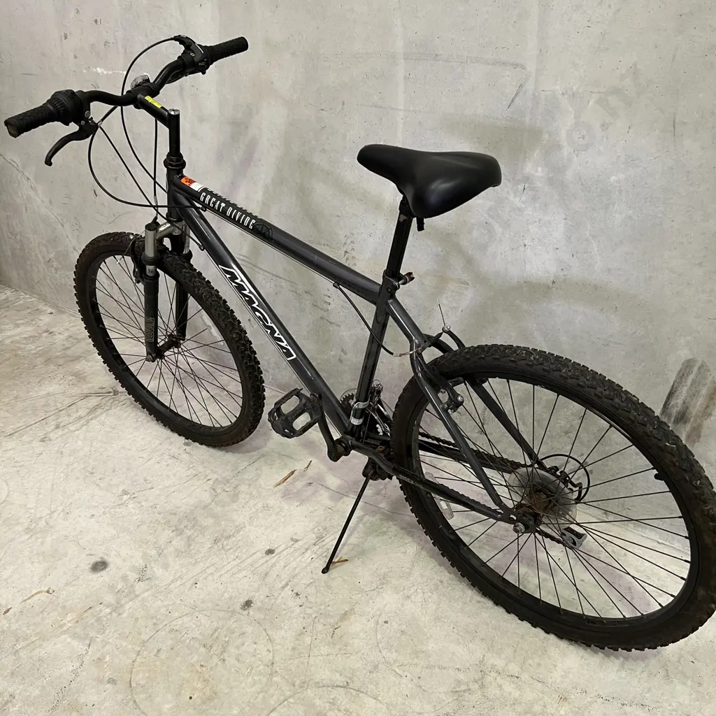Magna Great Divide Mountain Bike. Model no 8205-88 Image 1++