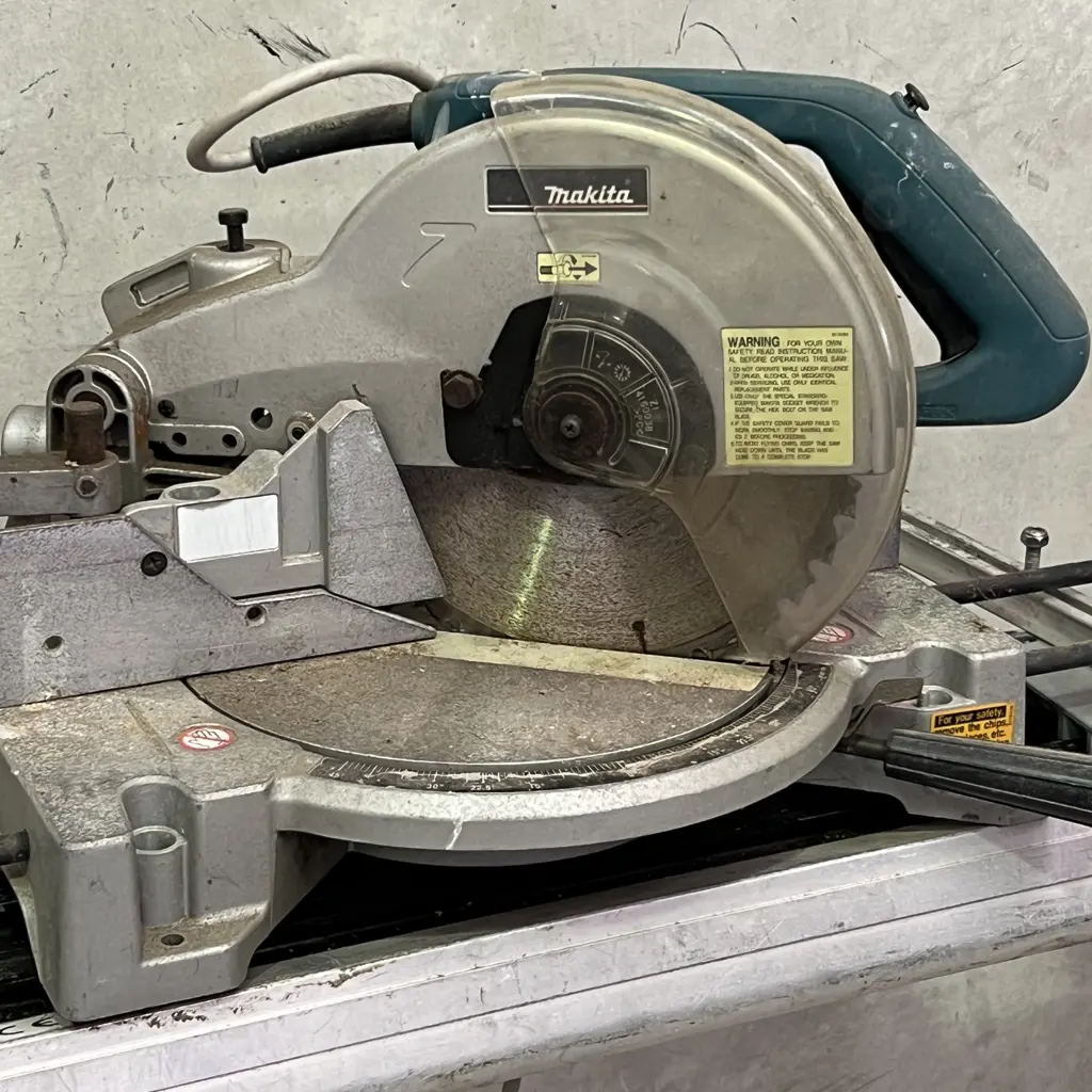 Makita LS1040 Compound Mitre Saw with Hitachi US610 Universal Workstation Image 1++