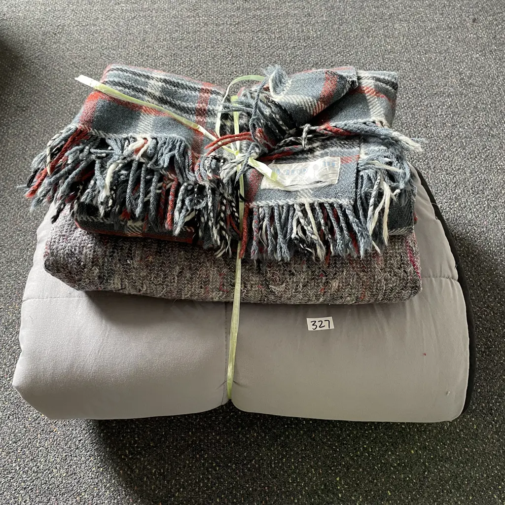 Large Grey/Black Coverlet with two wool blankets Image 1++