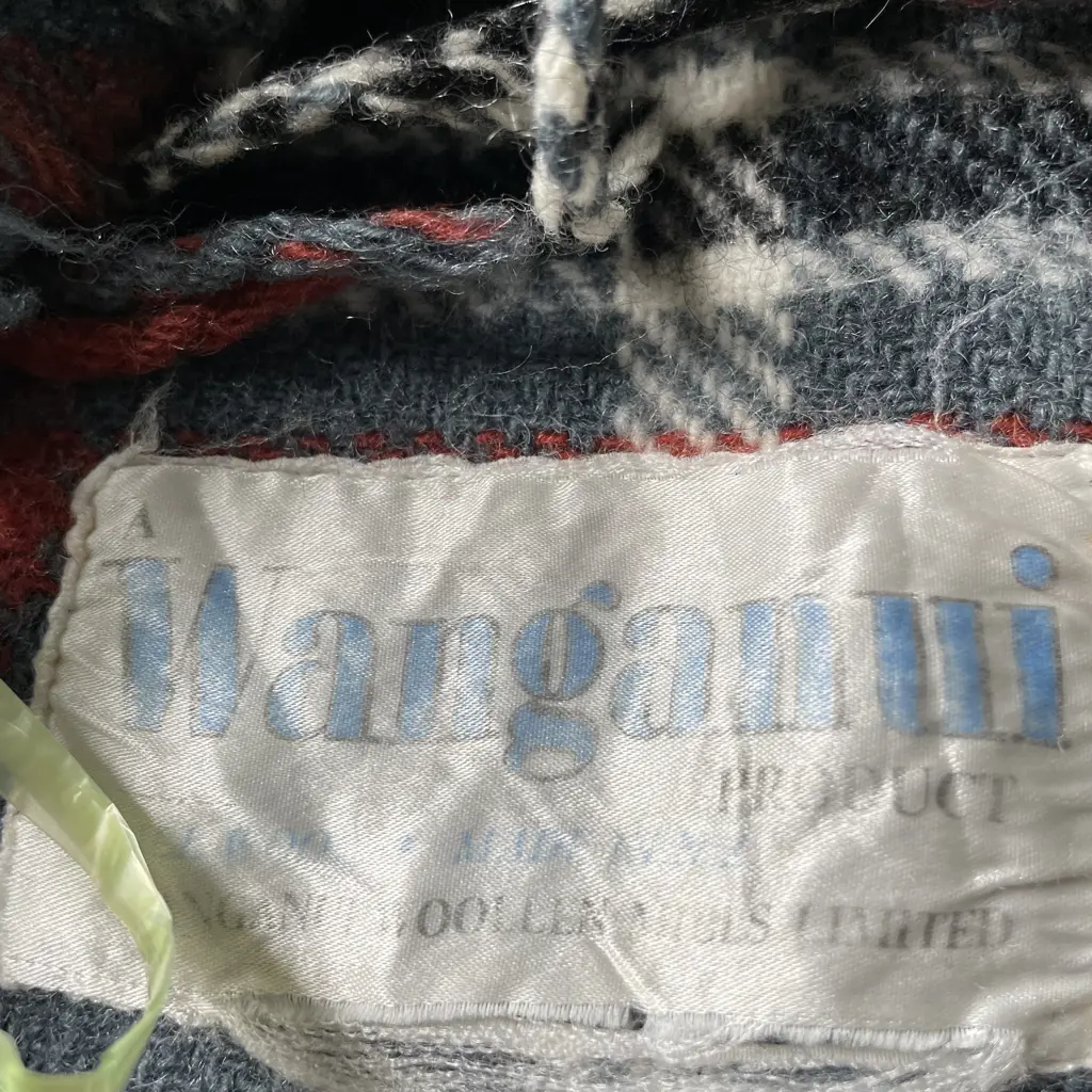 Large Grey/Black Coverlet with two wool blankets Image 1++
