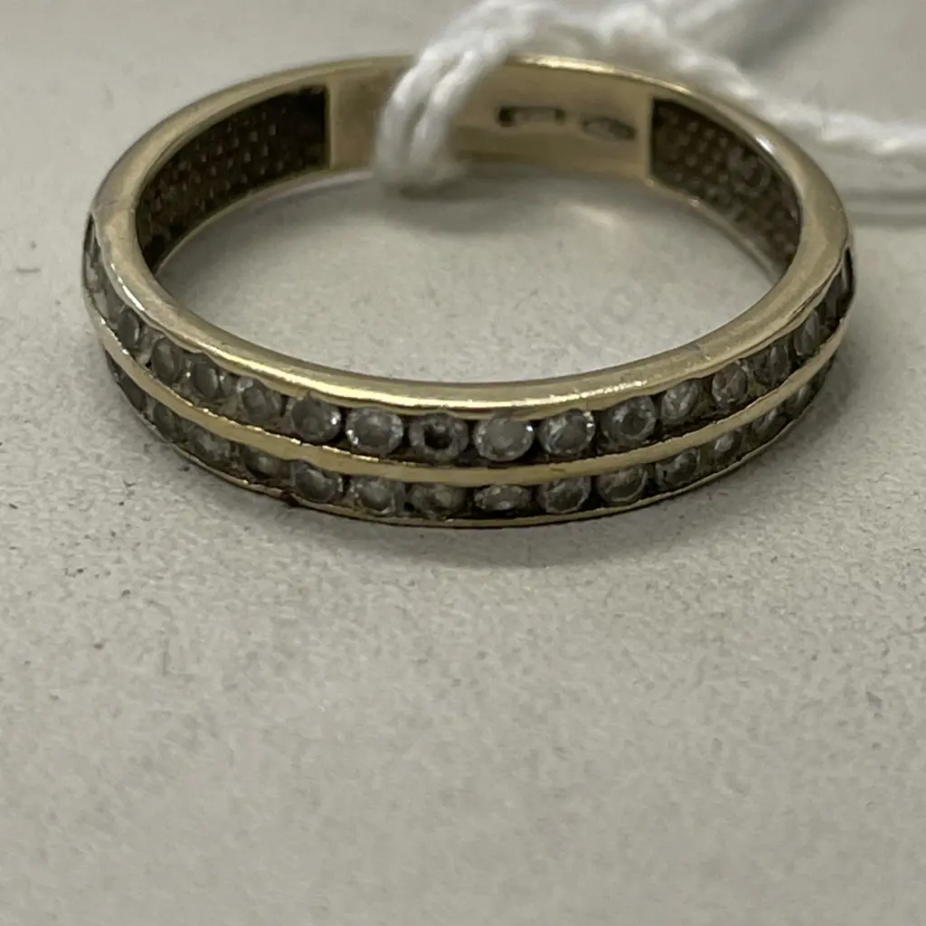 18CT Hallmarked Gold and Diamond Ring. Stamped 750 Image 1++
