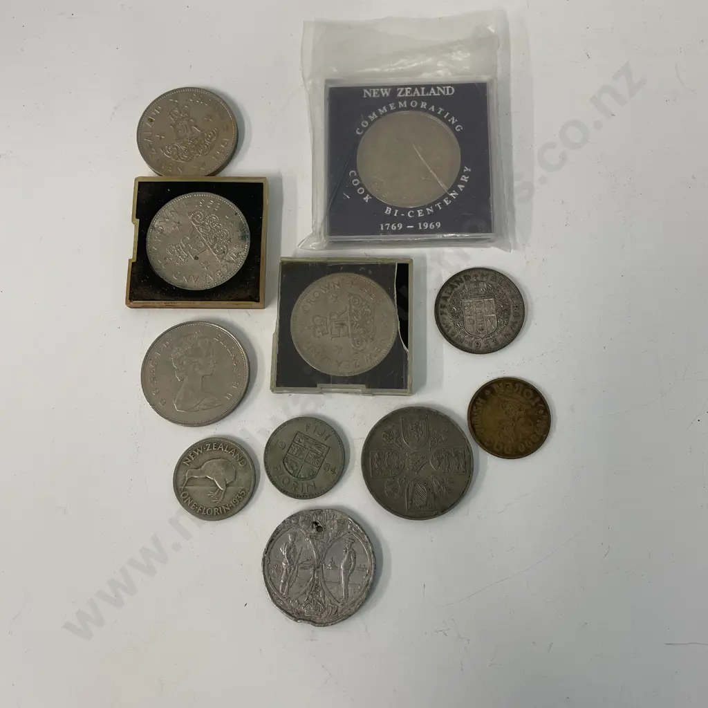 Assortment of Vintage coins including Commemorative, with 1914-1919 Victory Justice Peace coin Image 1++