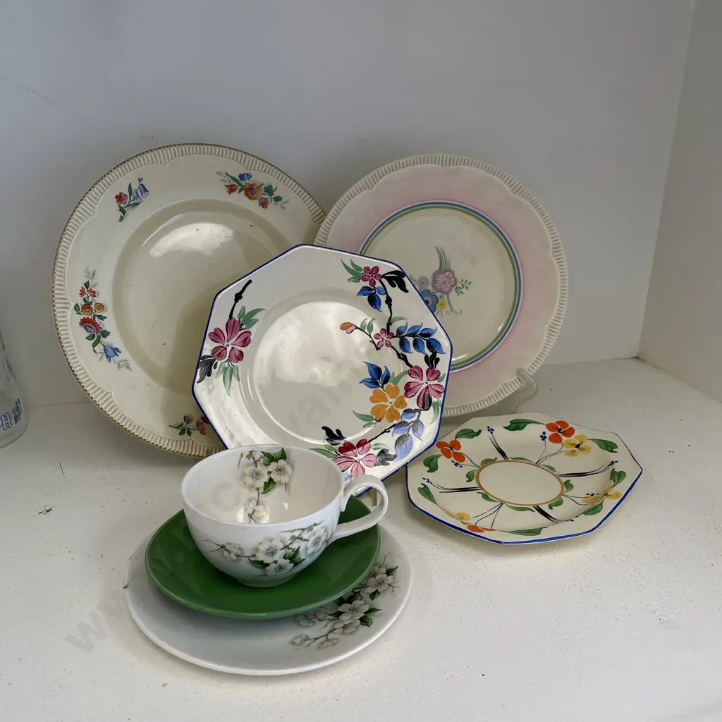 Assortment of Vintage Clarice Cliff and Honeyglaze China items Image 1++