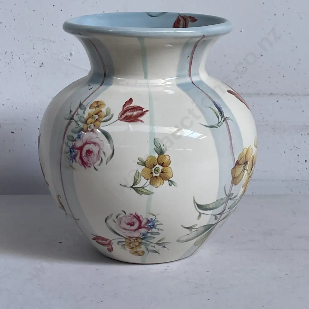 Robert Gorden Decorative Vase. H14.5cm Image 1++