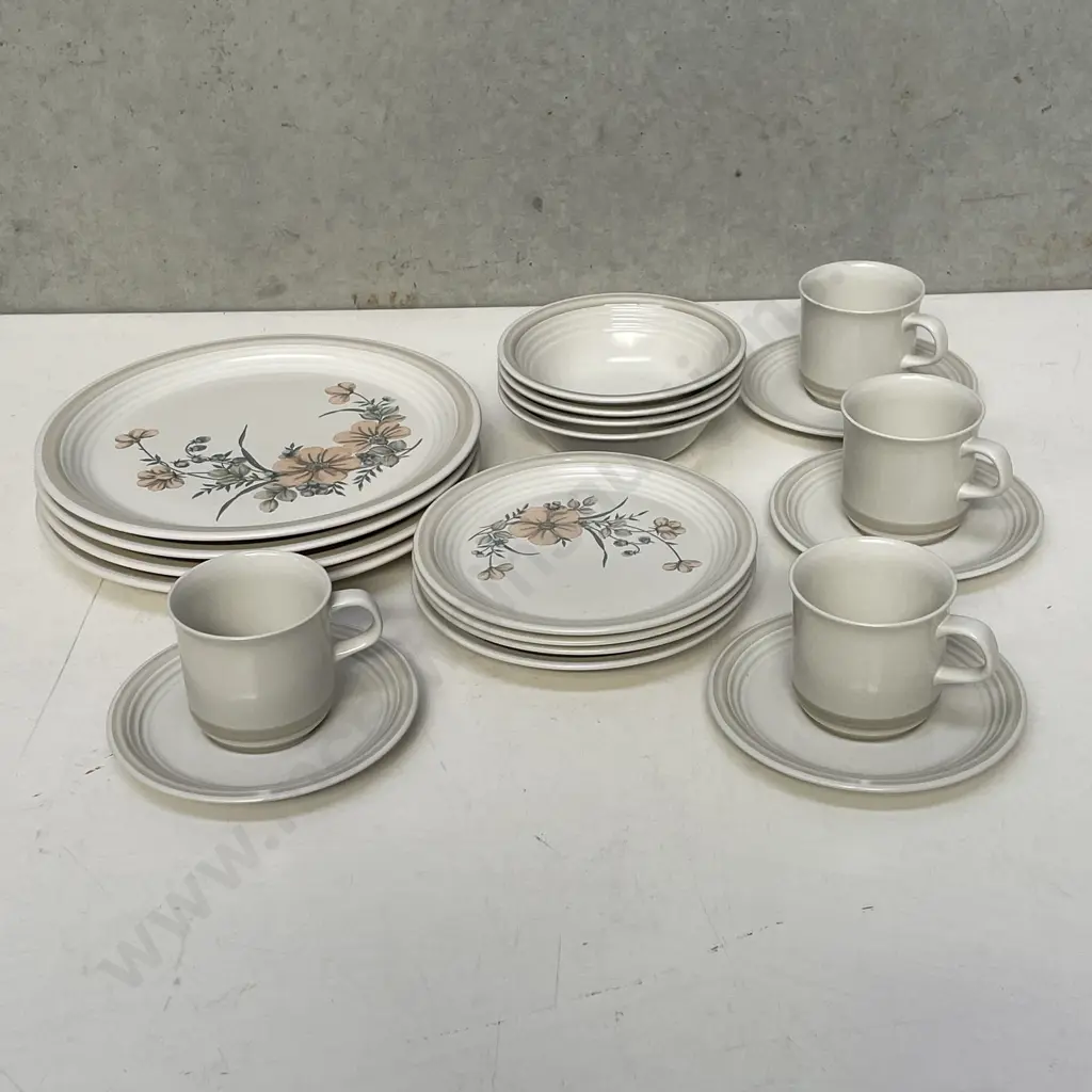 20 Piece Stoneware Dinnerset Floral Decoration - never been Used Image 1++