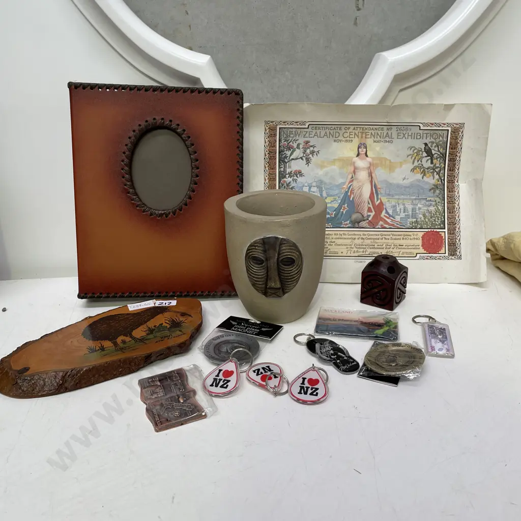 Assorted Kiwiana Collectables Image 1++
