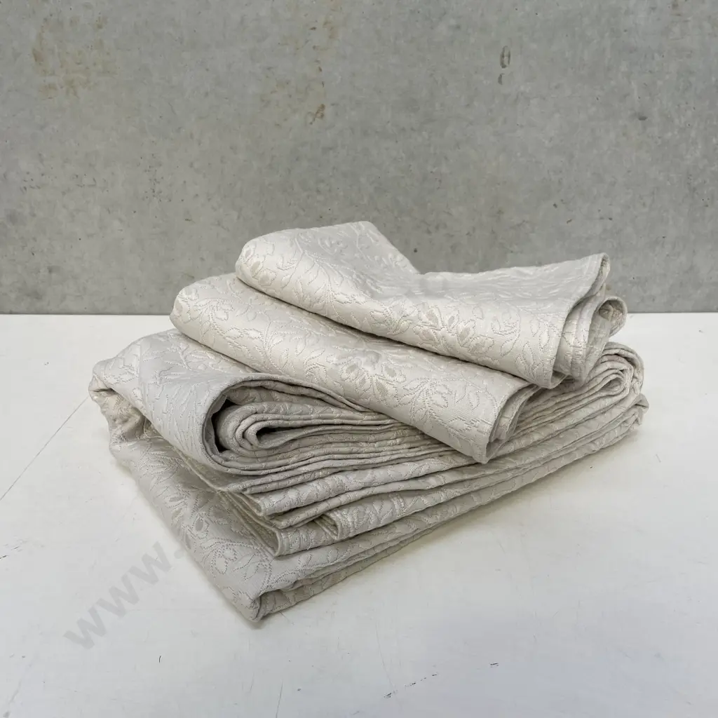Linens & More Matalasse King Coverlet and matching pillow cases Image 1++
